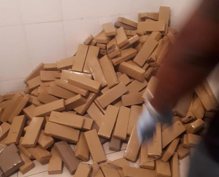 Droga estava em imóvel usado para armazenar e destribuir entorpecentes (foto A Tarde) Droga estava em imóvel usado para armazenar e destribuir entorpecentes (foto A Tarde)
